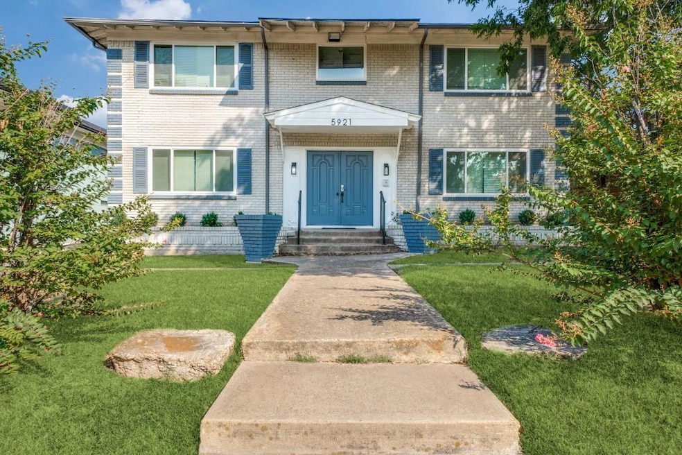 View of front of house featuring a front lawn and 