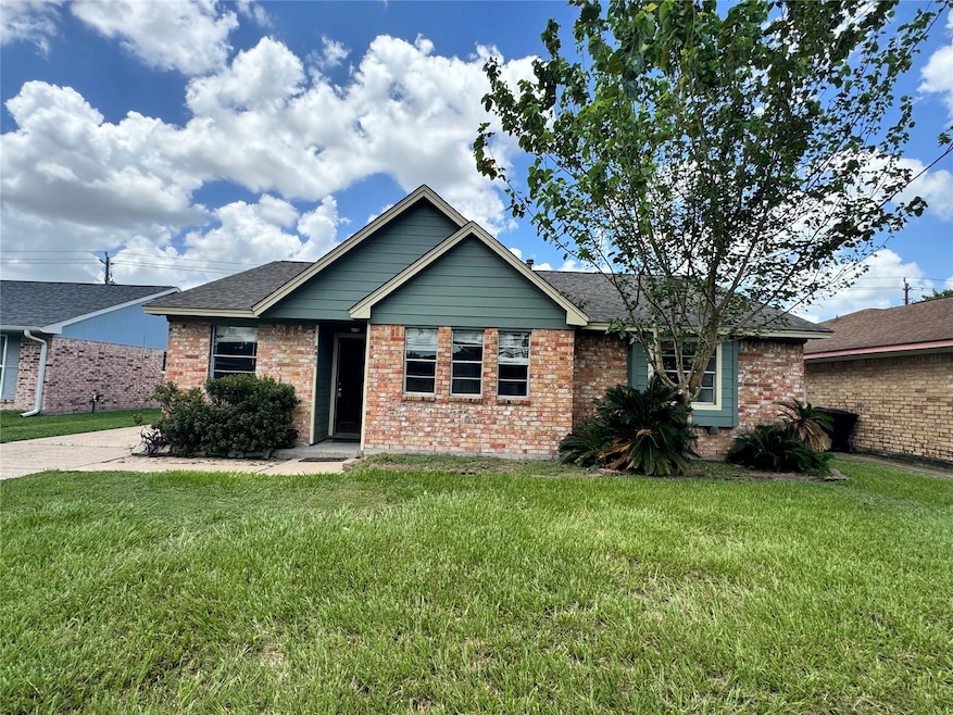 5710 Hoover St, Houston, TX 77092 - photo 1