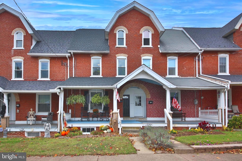 253 W Chestnut St, Souderton, PA 18964 - photo 1