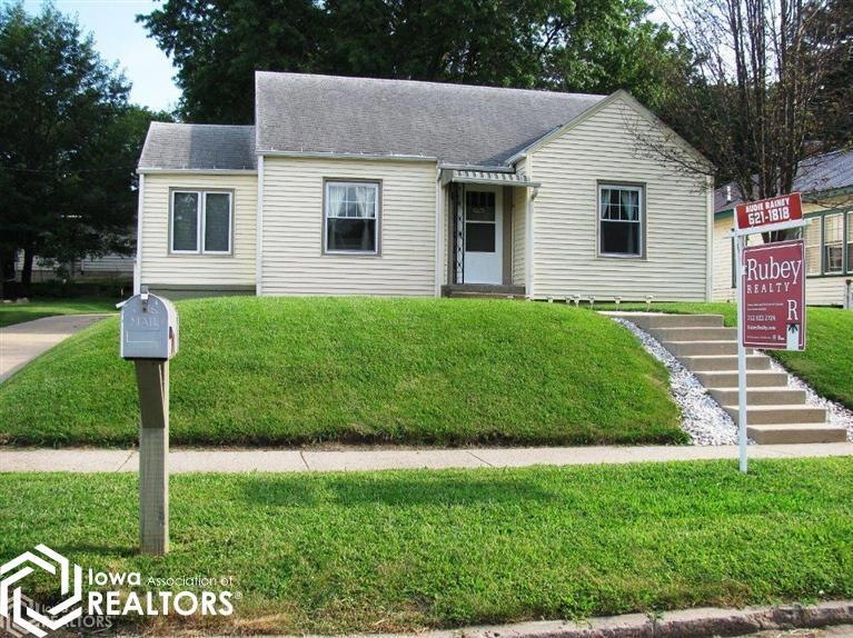 202 E Thomas Ave, Shenandoah, IA 51601 - photo 1