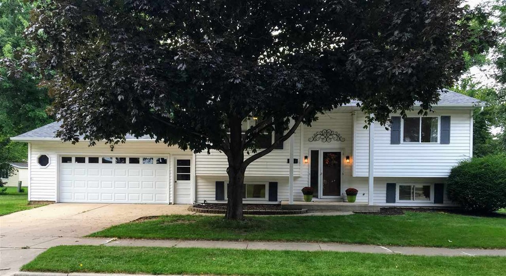 Welcome to 1742 E Roeland Avenue