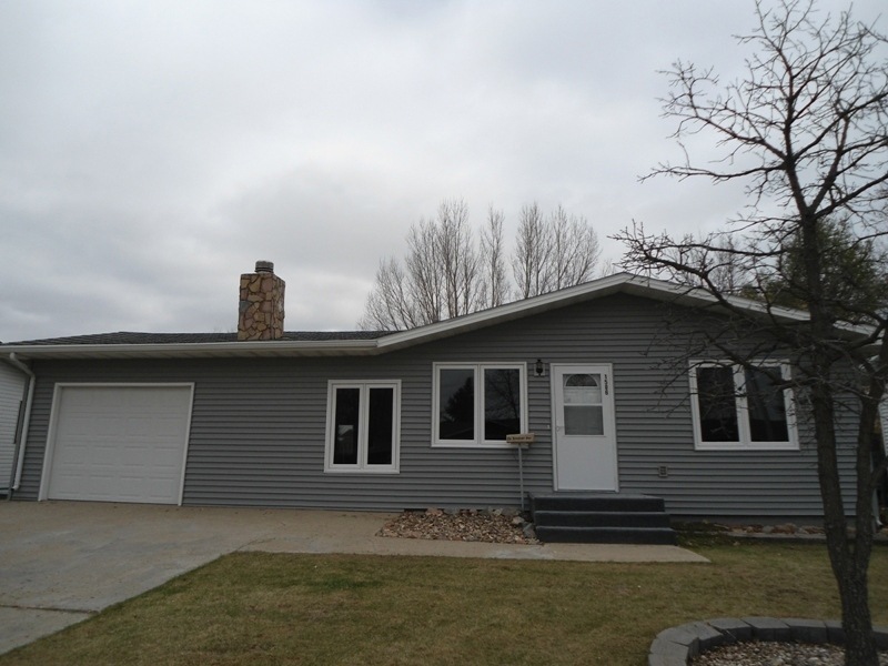 1506 16th St SW, Jamestown, ND 58401 - photo 1