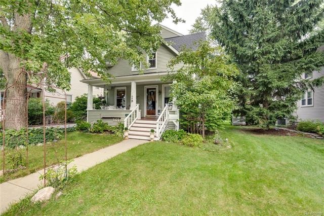 1916 Colonial with 2016 Amenities