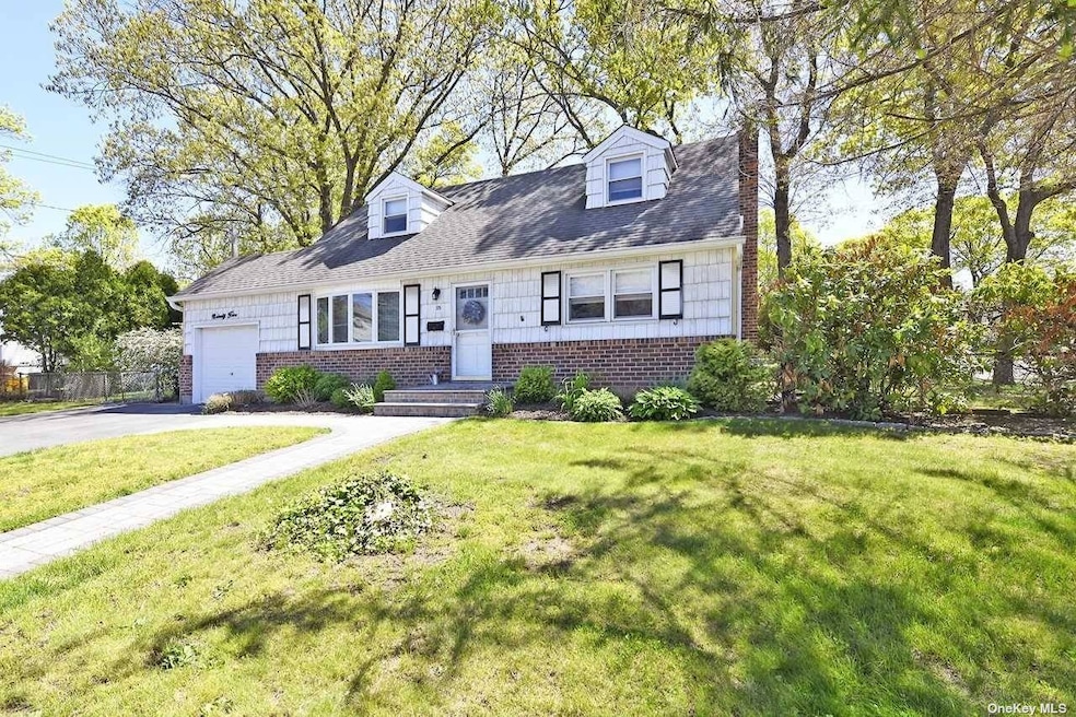 95 Roosevelt Ave, Massapequa Park, NY 11762