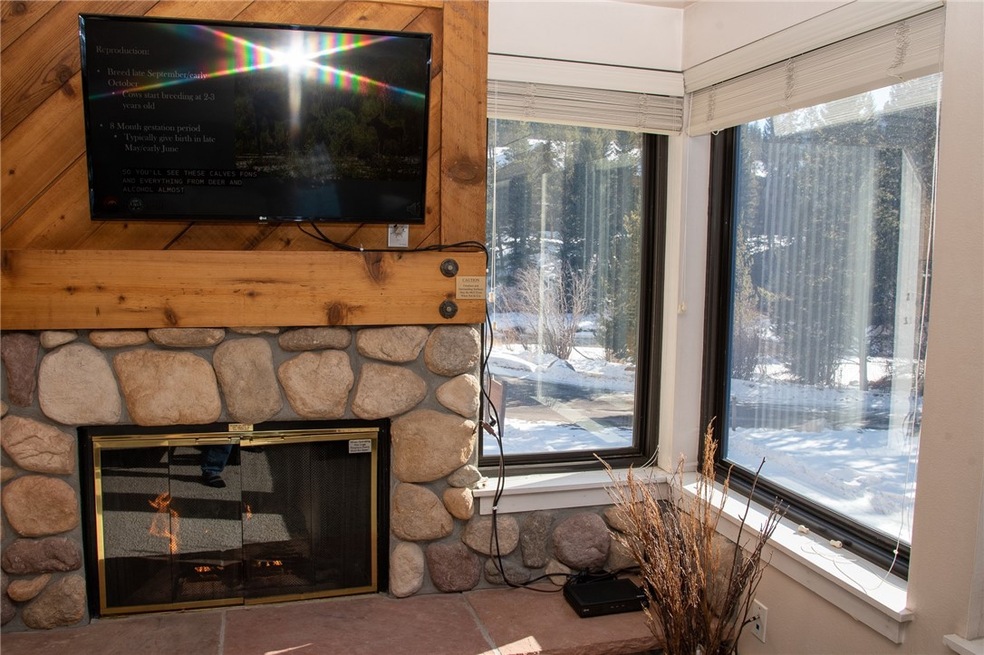 River Rock fireplace with flagstone hearth overloo