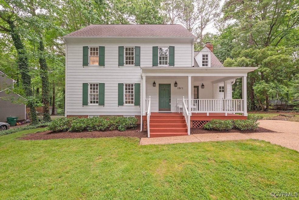 Colonial home with a porch, Secondary side entranc