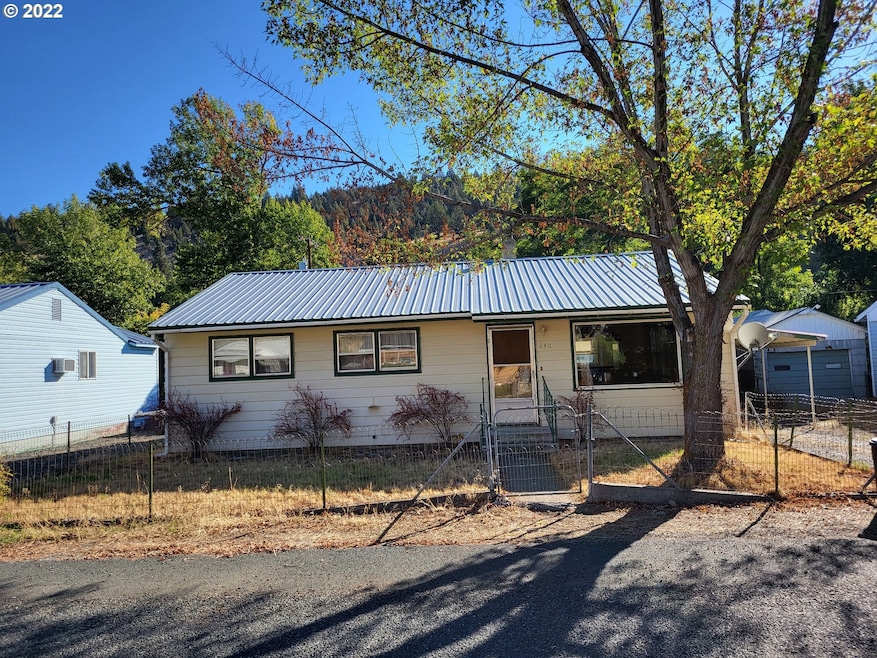 240 N Humbolt St, Canyon City, OR 97820 - photo 1