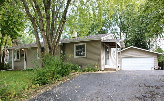 406 Amarillo Ct, Carpentersville, IL 60110 - photo 1