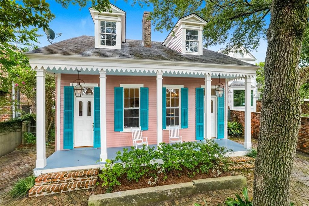 Classic double Creole Cottage from 1843 - exterior