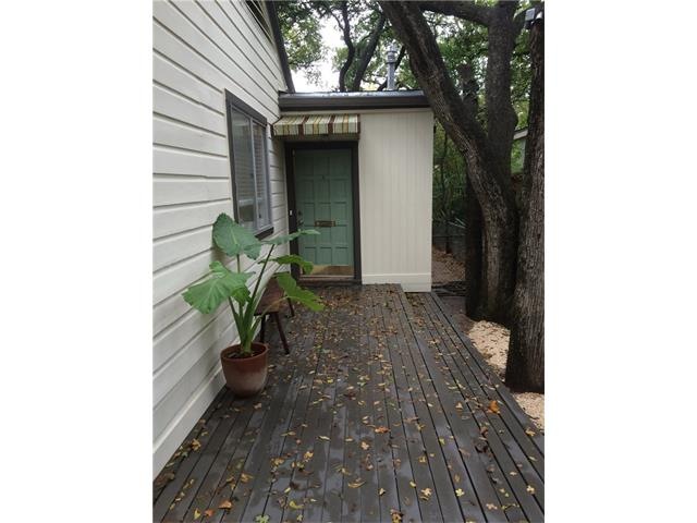 private entry deck leading to front door of apartm