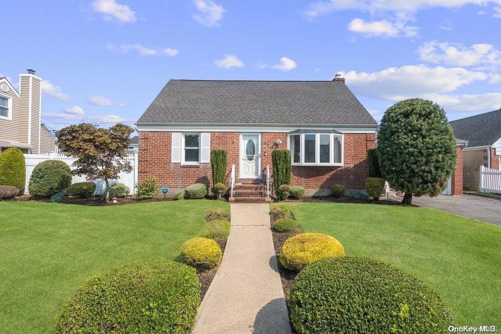 876 Oaks Dr, Franklin Square, NY 11010 - photo 1