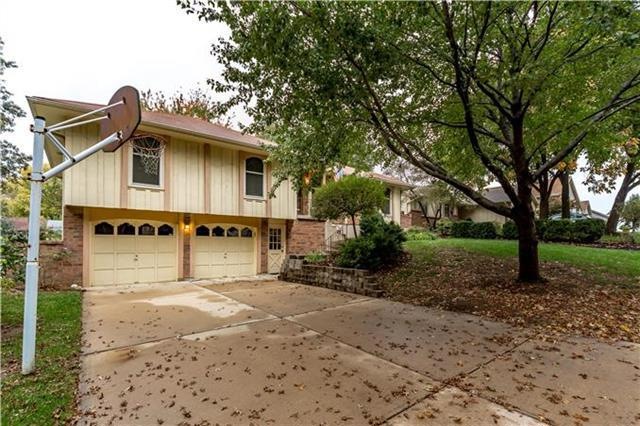 6312 Oakview St, Shawnee, KS 66216 - photo 1