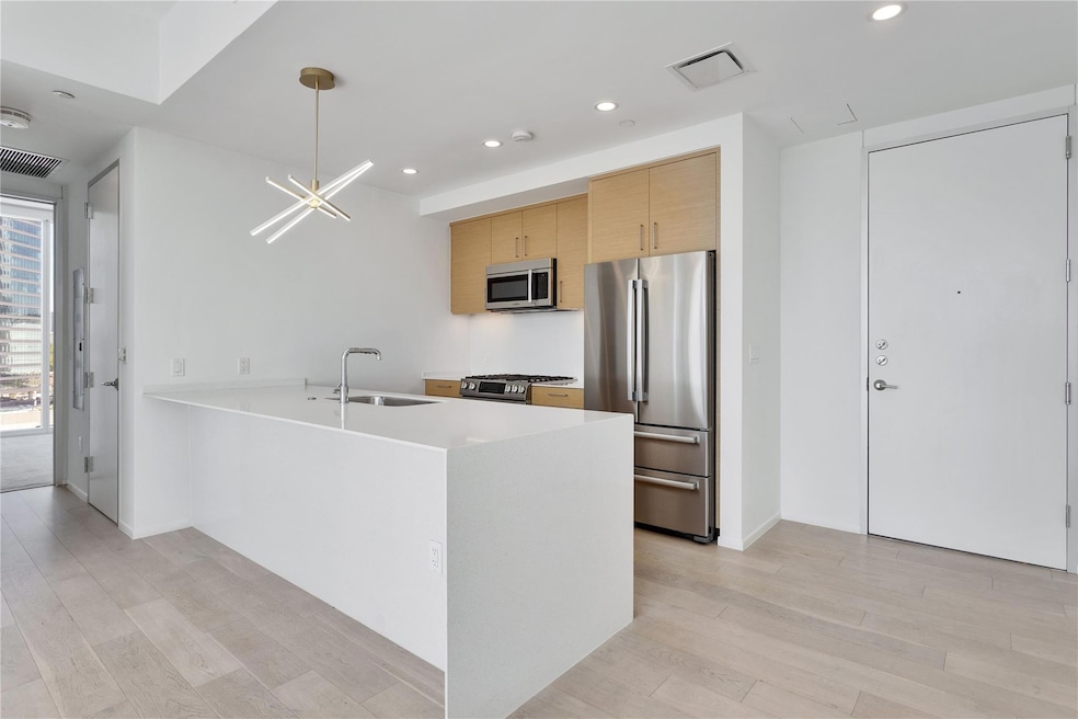 Kitchen with appliances with stainless steel fini