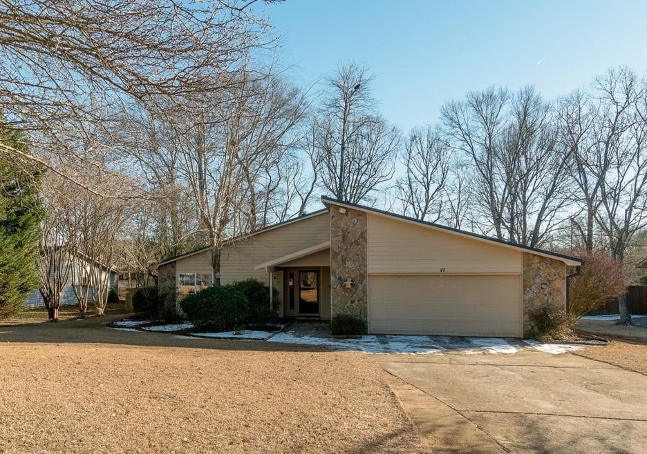 Soft contemporary ranch in close-in Roswell on a l