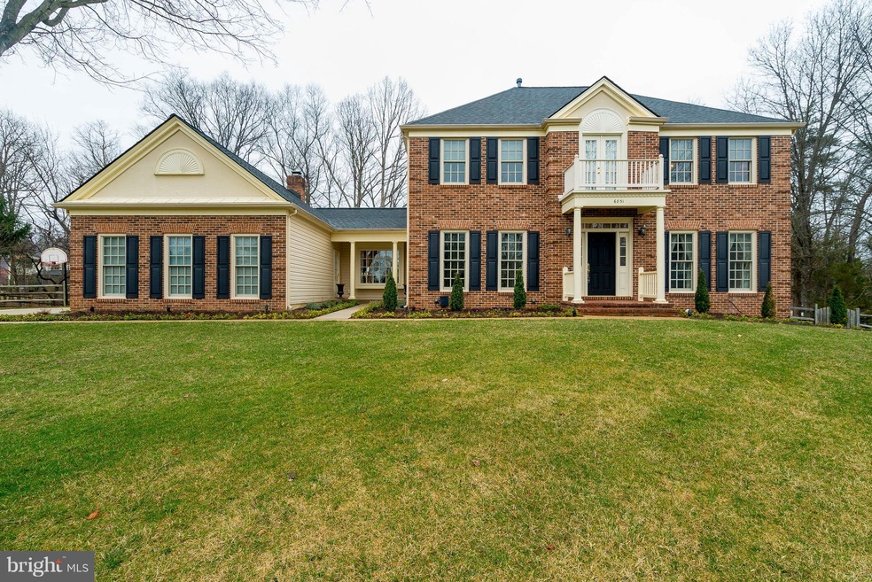 6851 Smithfield Ct, Centreville, VA 20120 - photo 1