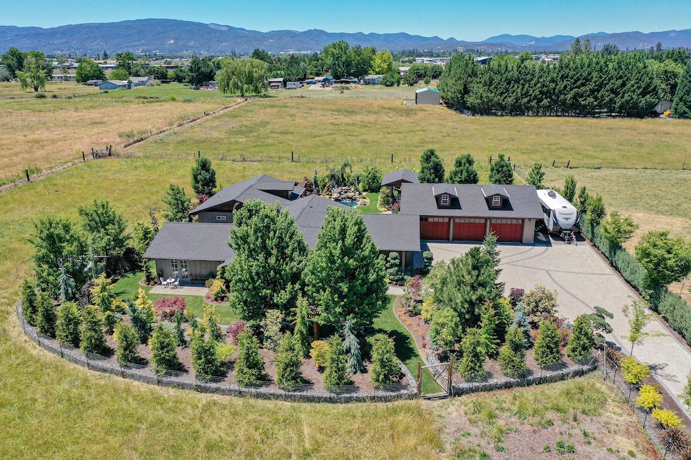 998 W Justice Rd, Central Point, OR 97502 - photo 1