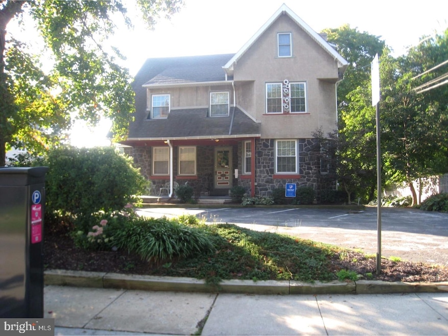 136 W Wayne Ave, Wayne, PA 19087 - photo 1