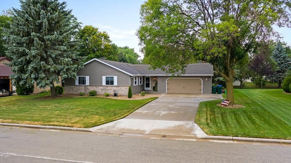 3541 N Blueridge Dr, Appleton, WI 54914 - photo 1