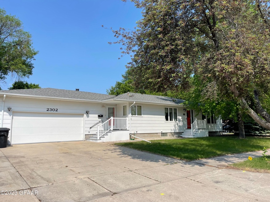 2302 W Springbrook Ct, Grand Forks, ND 58201 - photo 1