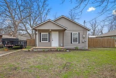 1009 Oak St, Bonham, TX 75418 - photo 1