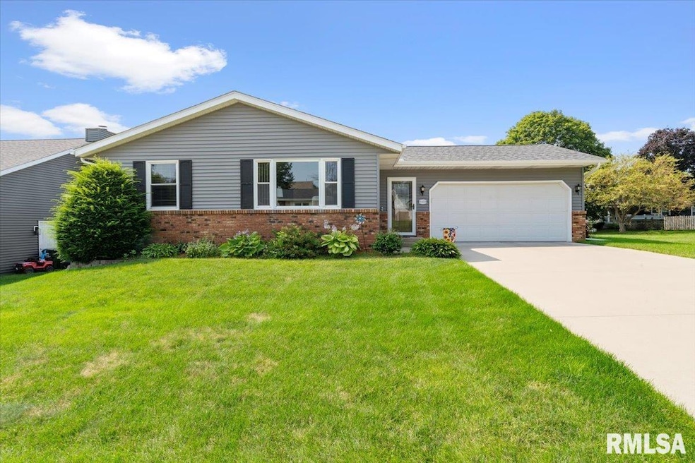 1433 W 48th St, Davenport, IA 52806 - photo 1