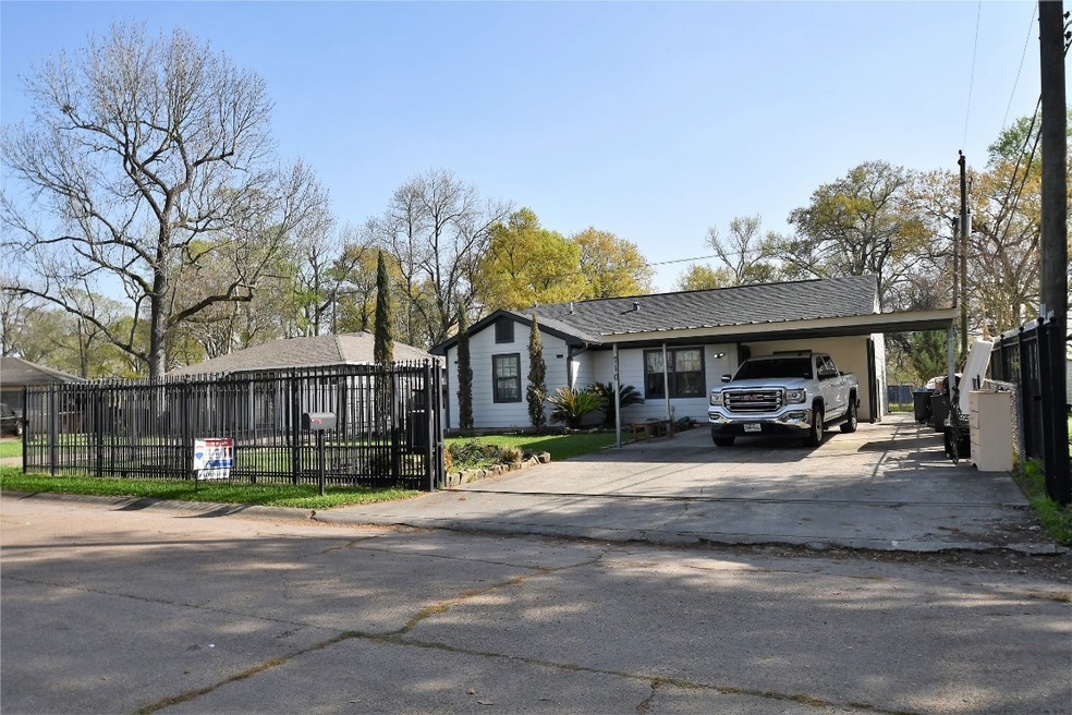 Lovely updated home located in Channelview.