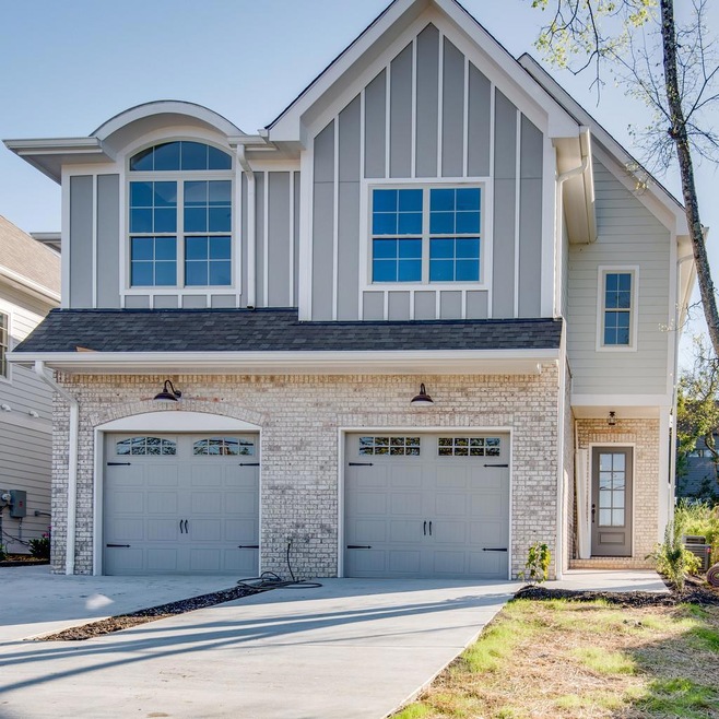 Located in trendy Charlotte Park, Nashville West is just around the corner for all your shopping needs.  Rock Harbor Marina and Blue Moon Restaurant are a minute away.  You'll love the convenience of getting to wherever you need to go!