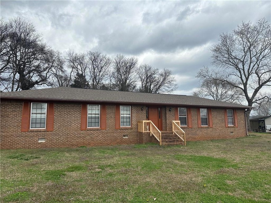 Ranch-style house featuring a front yard
