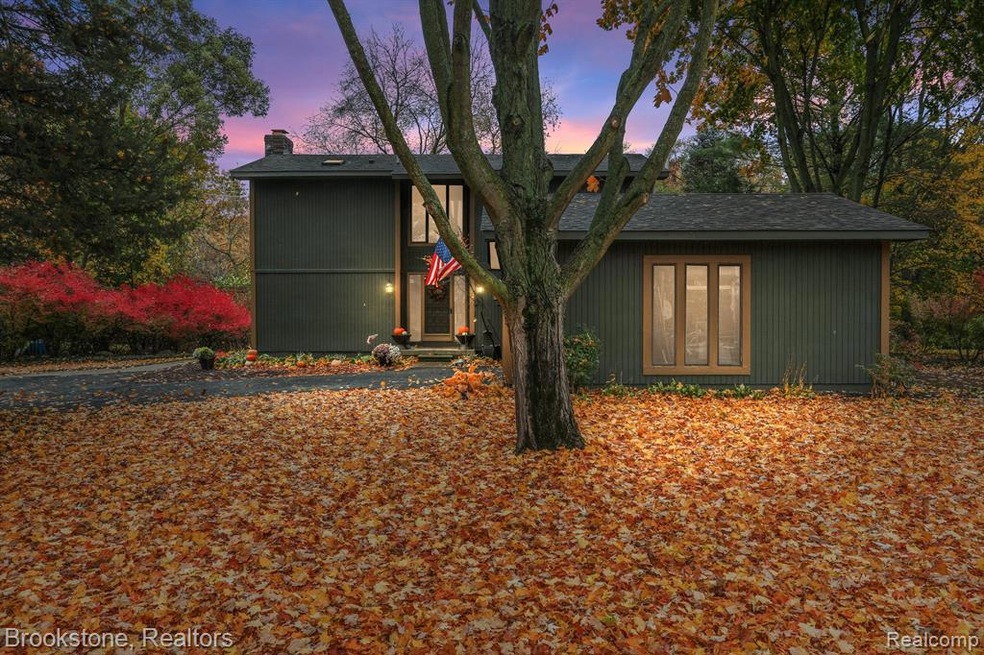 7025 Cedarbank Dr, West Bloomfield, MI 48324 - photo 1