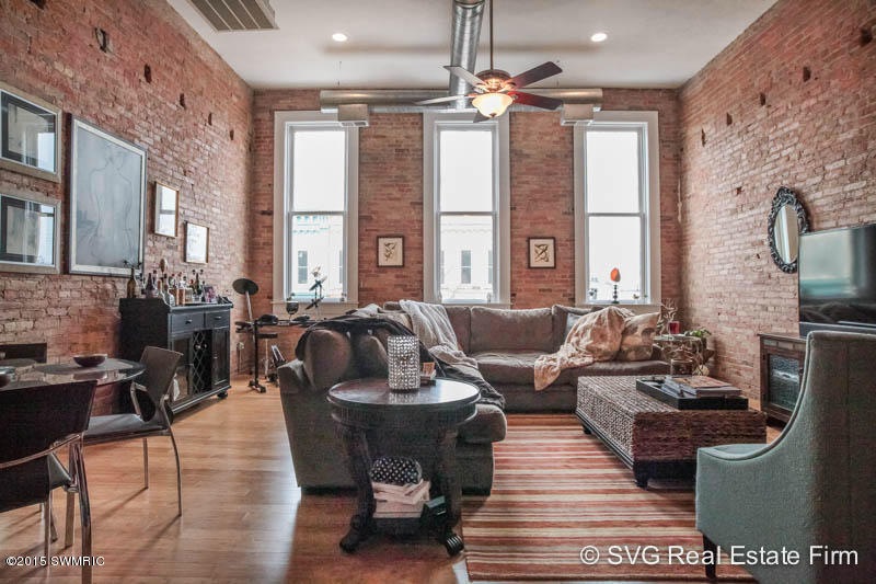 216 W Main St unit 8, Lowell, MI 49331 - photo 1