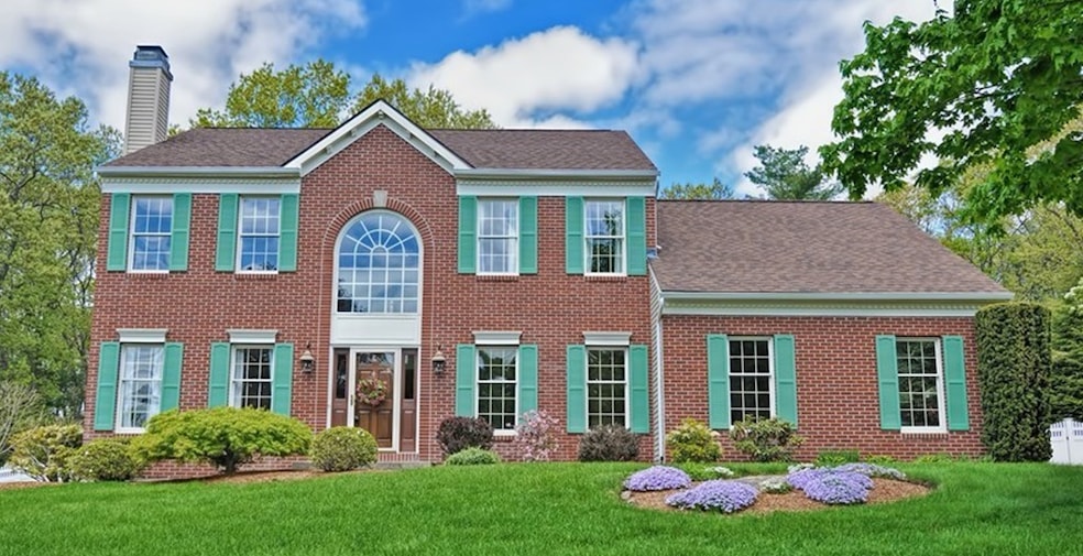 10 Norumbega Cir, Franklin, MA 02038 - photo 1