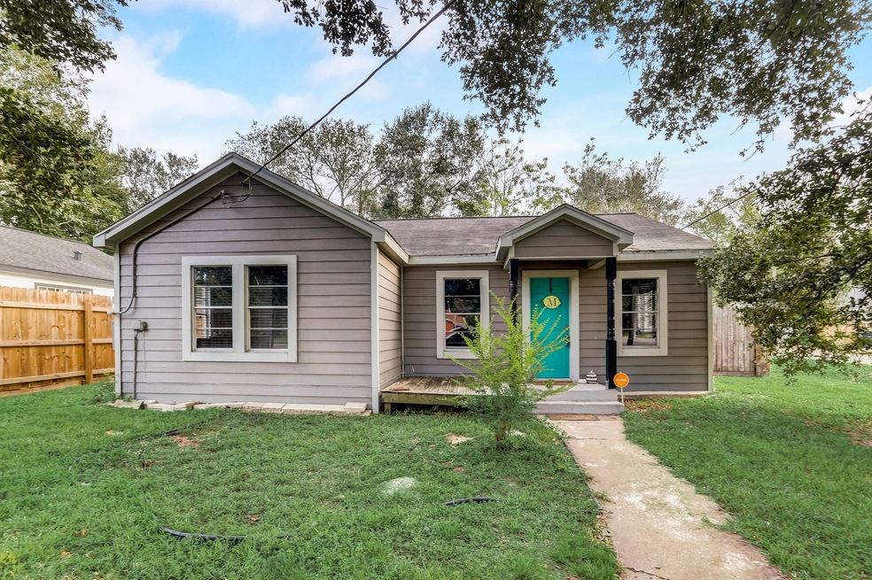 819 W Willis St, Alvin, TX 77511 - photo 1