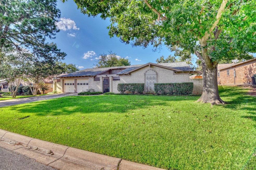 436 Circleview Dr S, Hurst, TX 76054 - photo 1