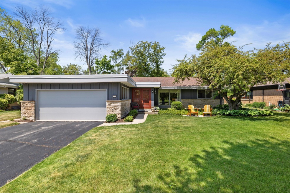 7333 N Crossway Rd, Fox Point, WI 53217