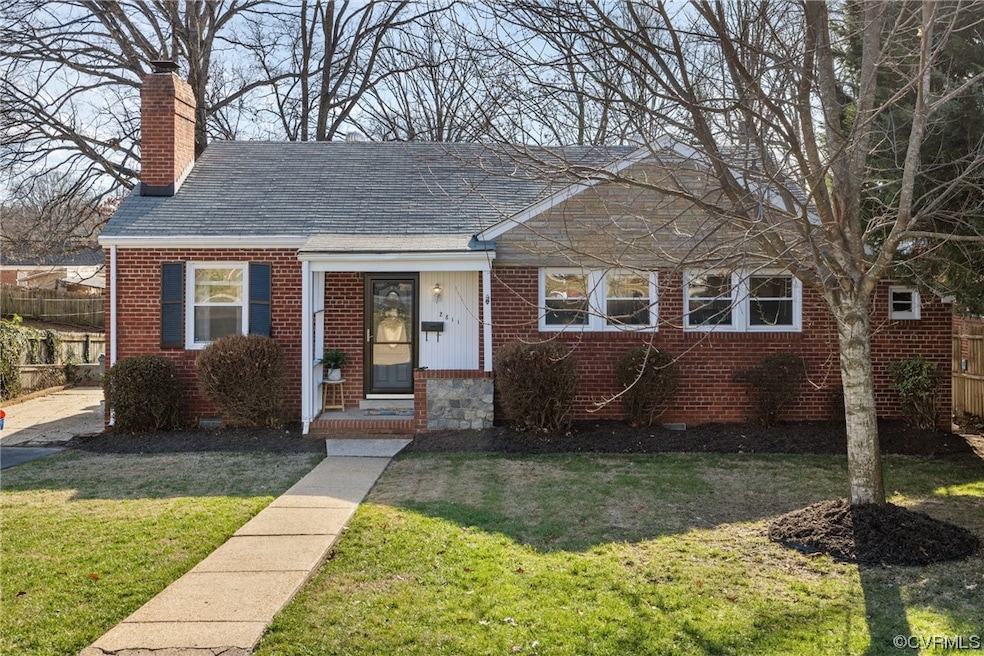 Bungalow featuring a front yard