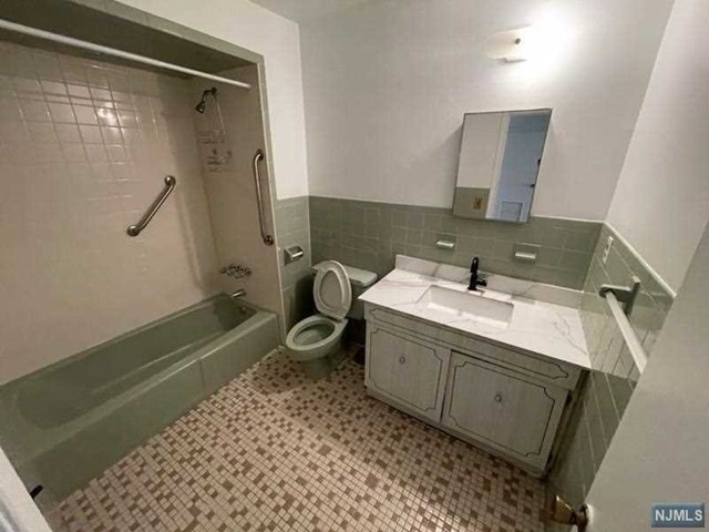 199 Boulevard unit studio, Hasbrouck Heights, NJ 07604 - photo 1