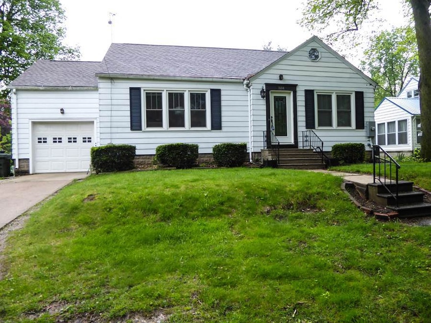 1604 Park Dr, Cedar Falls, IA 50613 - photo 1