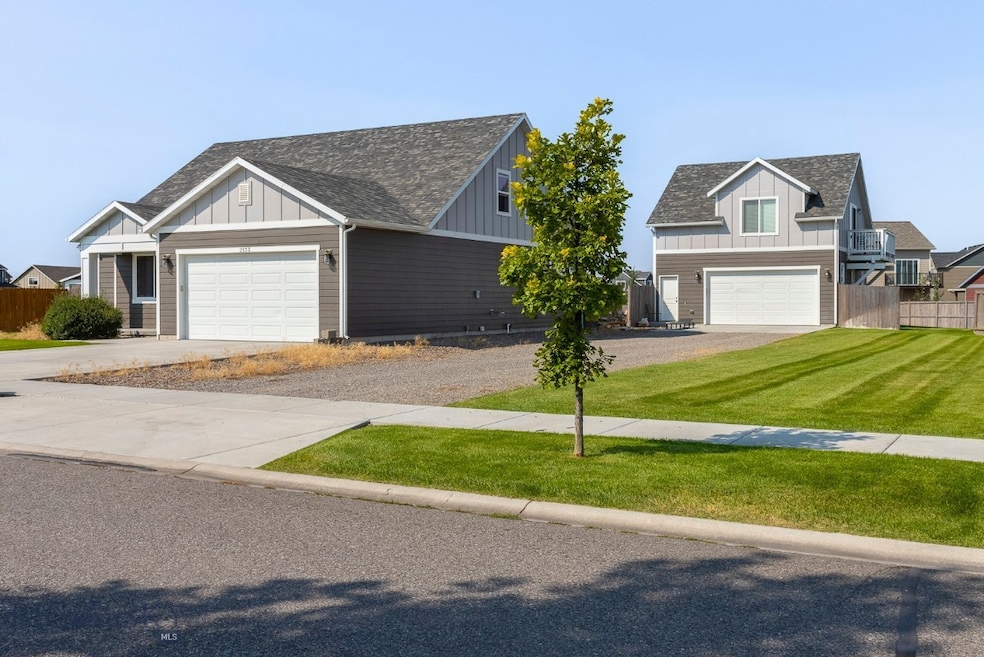Main home, mature lawn and ADU above detached gara