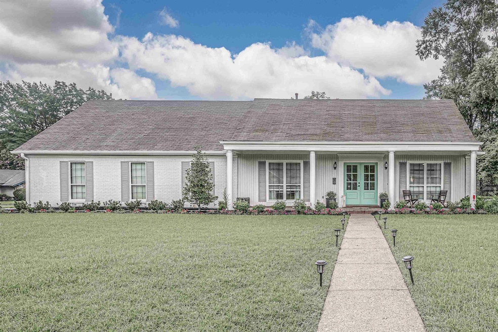 View of front of property featuring a front yard