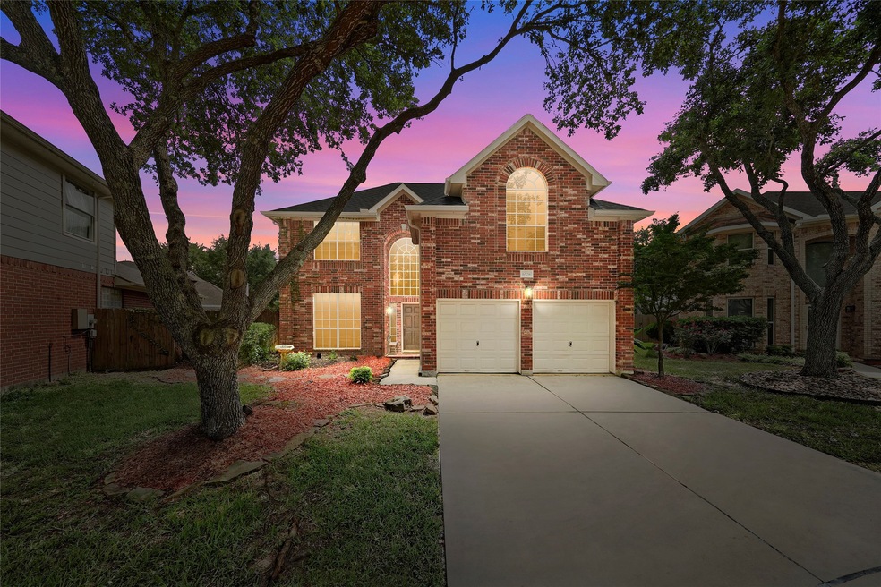 Gorgeous Pearland home in the beautiful West Oaks neighborhood!  West Oaks includes a neighborhood pool, park, and within walking distance to Carleston Elementary School!!