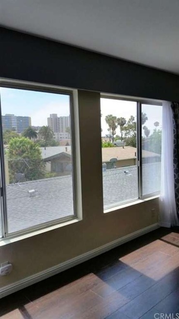 Sunny and Bright, with breezy Peek-A-Boo View! #41