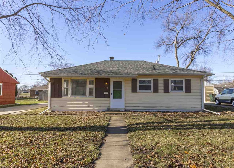 1727 Seneca Ave, Waterloo, IA 50701 - photo 1