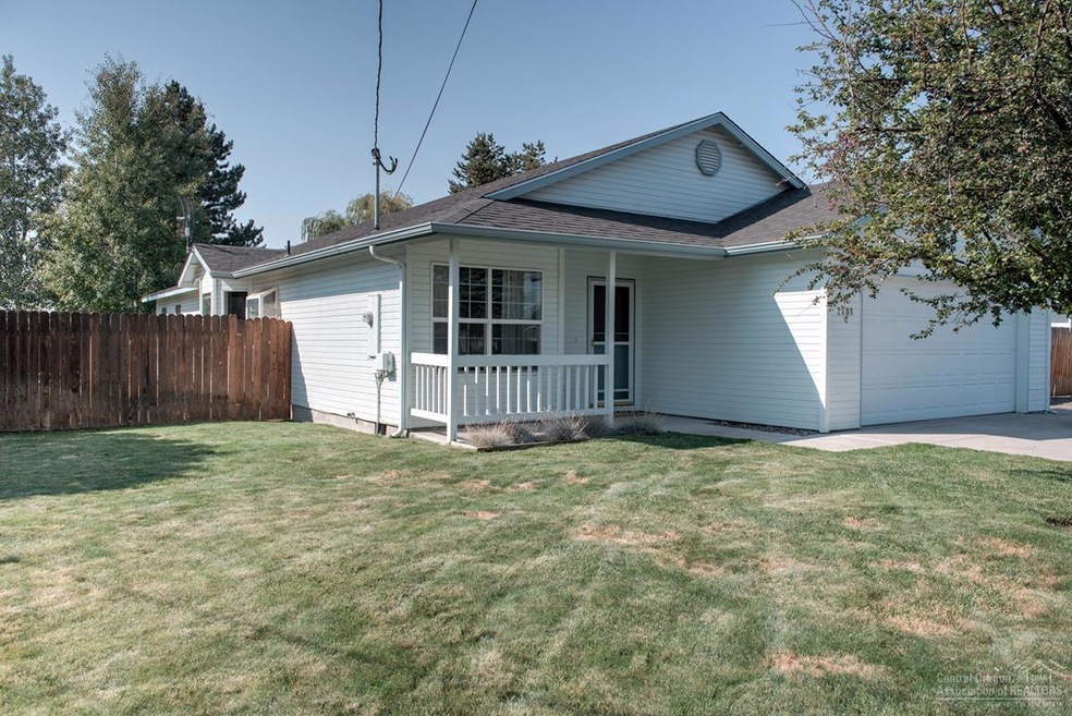 2608 SW Volcano Ave, Redmond, OR 97756 - photo 1