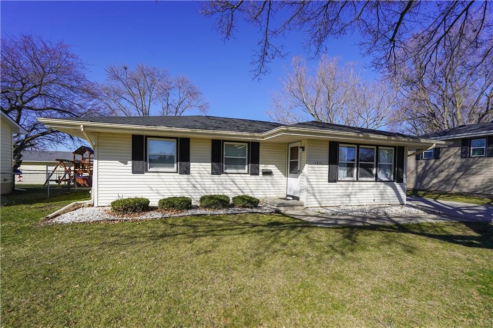 1211 E 13th St S, Newton, IA 50208 - photo 1