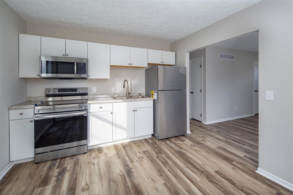 4015 Greenway Dr, Davenport, IA 52804 - photo 1