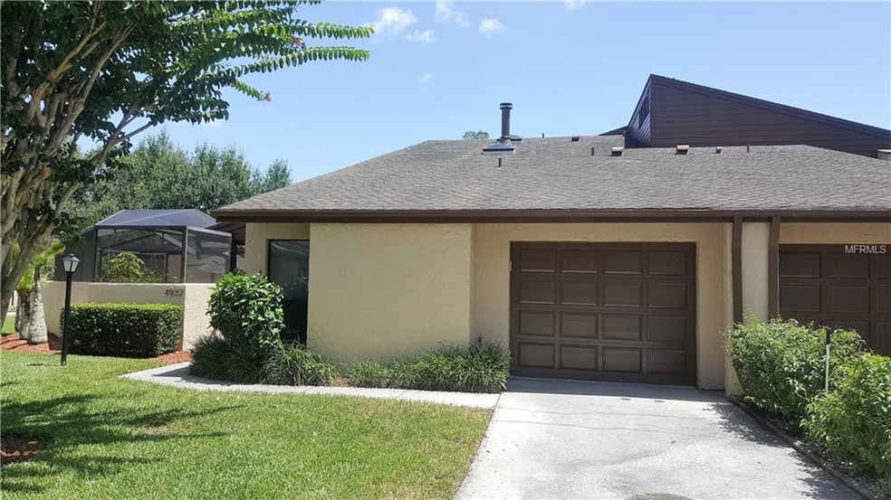 Front of villa with one car garage and space for o