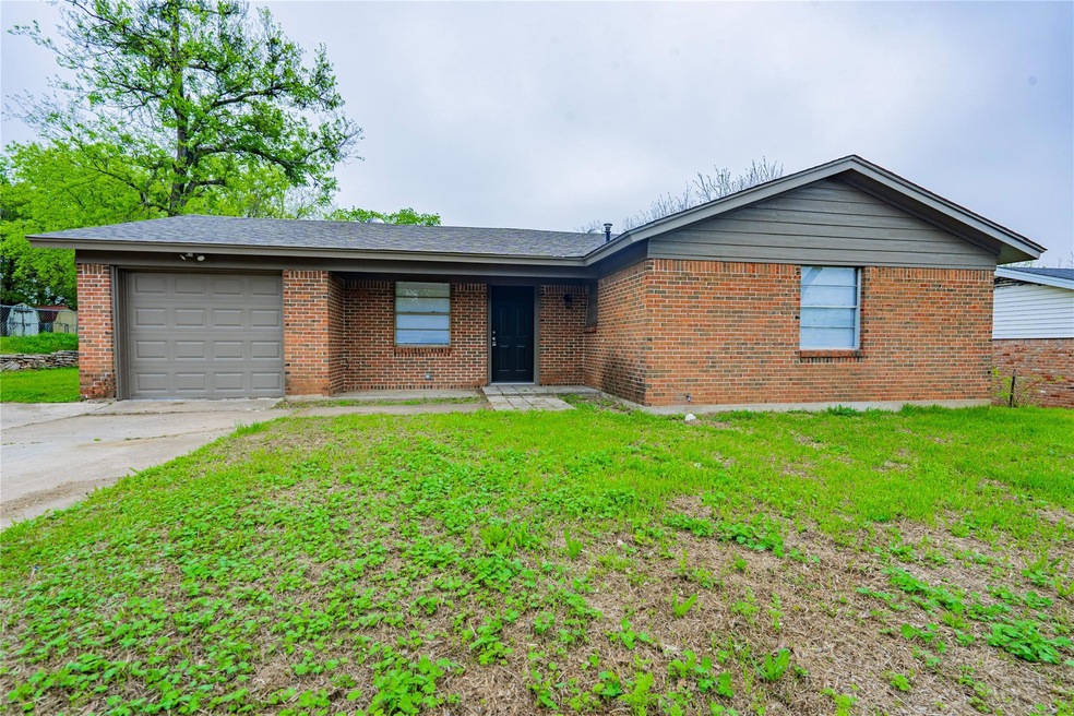406 Hogle St, Weatherford, TX 76086 - photo 1
