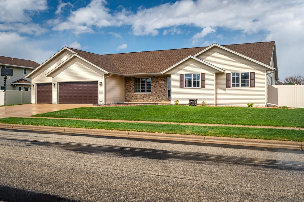 911 Greenwood St, Holmen, WI 54636 - photo 1