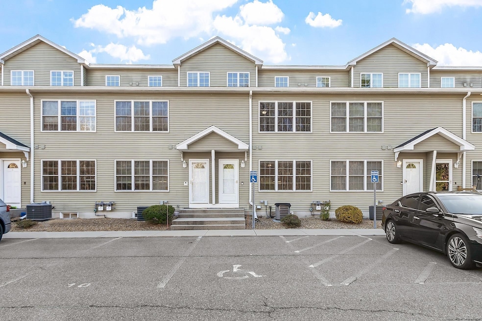 10 Steeple Chase Dr, Hampstead, NH 03841 - photo 1