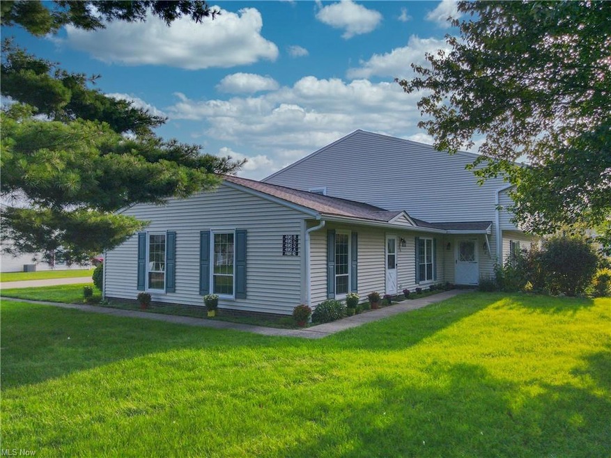 View of front facade featuring a front yard